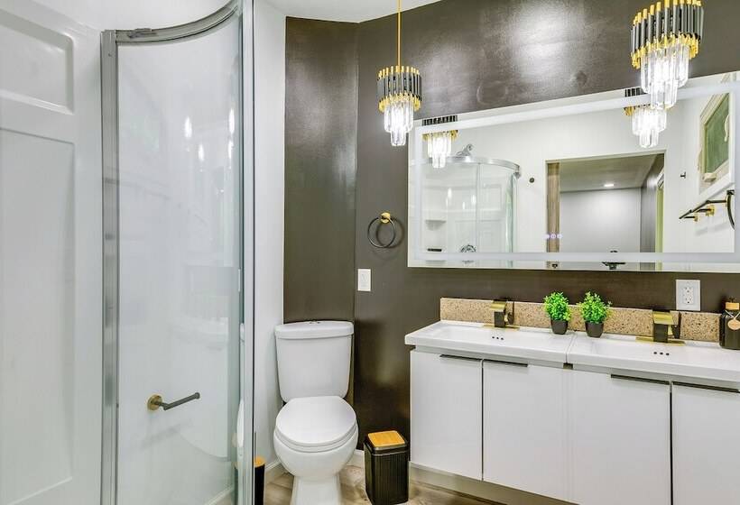 1 Mi To Holmes Lake: Bright & Modern Lincoln Home!