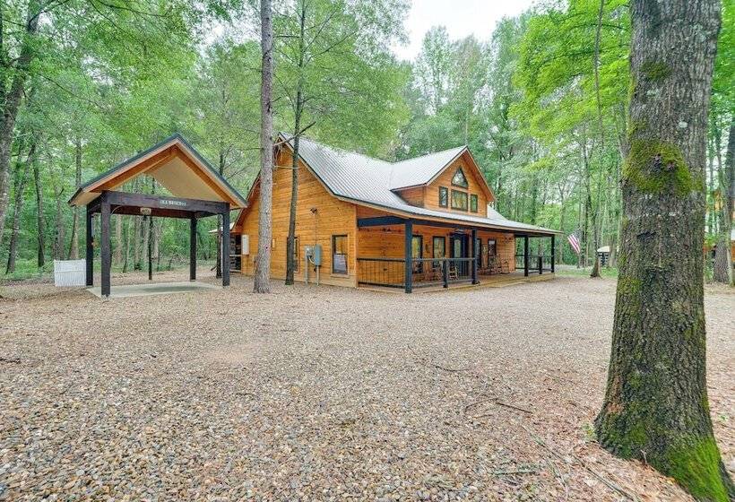 Near Choctaw Casino: Broken Bow Cabin W/ Hot Tub!