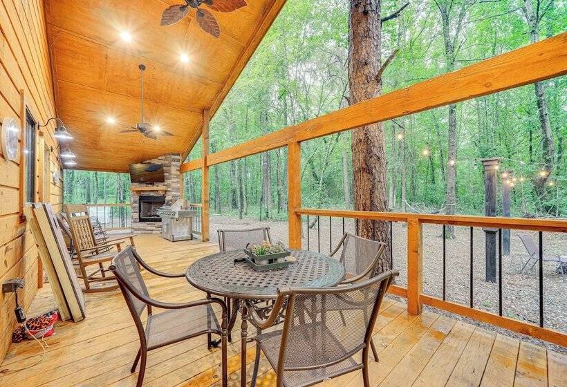 Near Choctaw Casino: Broken Bow Cabin W/ Hot Tub!