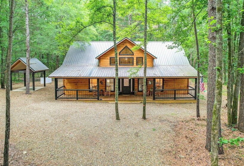 Near Choctaw Casino: Broken Bow Cabin W/ Hot Tub!