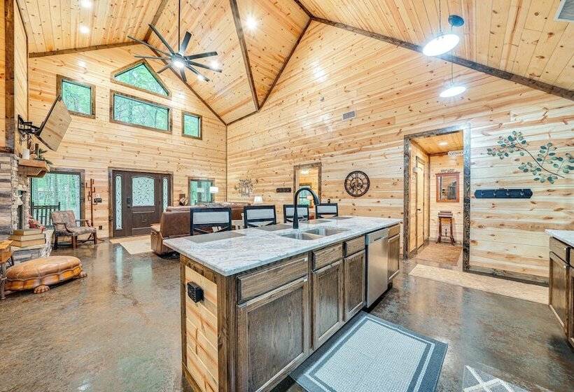 Near Choctaw Casino: Broken Bow Cabin W/ Hot Tub!