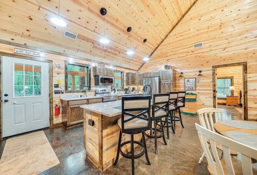 Near Choctaw Casino: Broken Bow Cabin W/ Hot Tub!