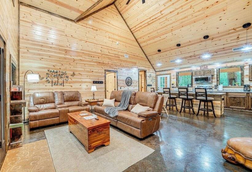 Near Choctaw Casino: Broken Bow Cabin W/ Hot Tub!
