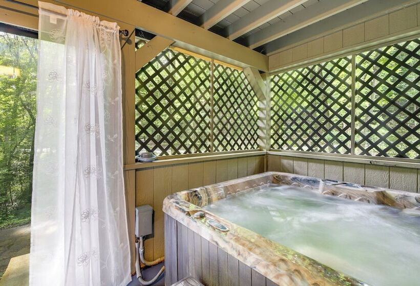 Cabin W/ Private Hot Tub ~ 7 Mi To Pigeon Forge!