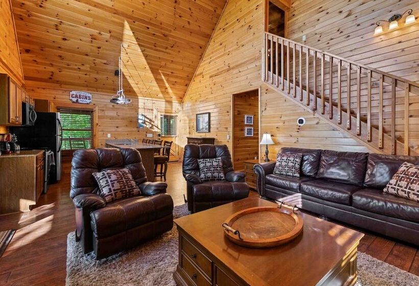 Rustic 3br Cabin Near Lake W/ Hot Tub!