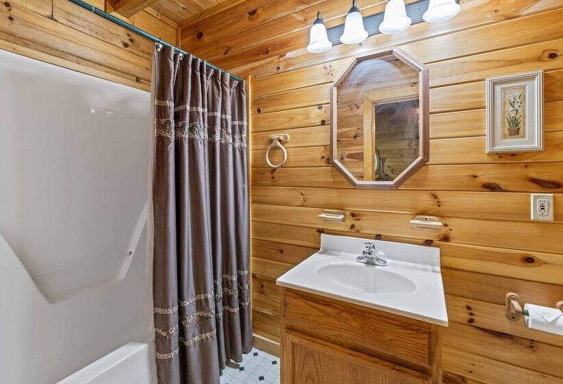 Rustic 3br Cabin Near Lake W/ Hot Tub!