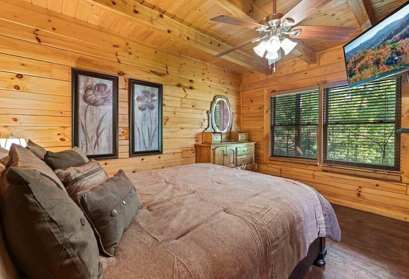 Rustic 3br Cabin Near Lake W/ Hot Tub!