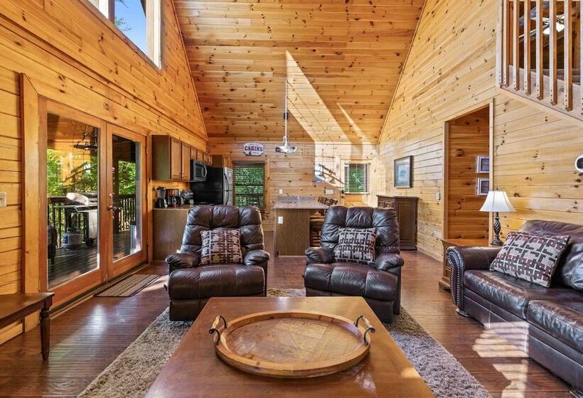 Rustic 3br Cabin Near Lake W/ Hot Tub!