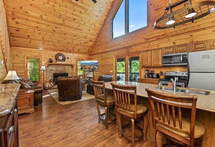Rustic 3br Cabin Near Lake W/ Hot Tub!