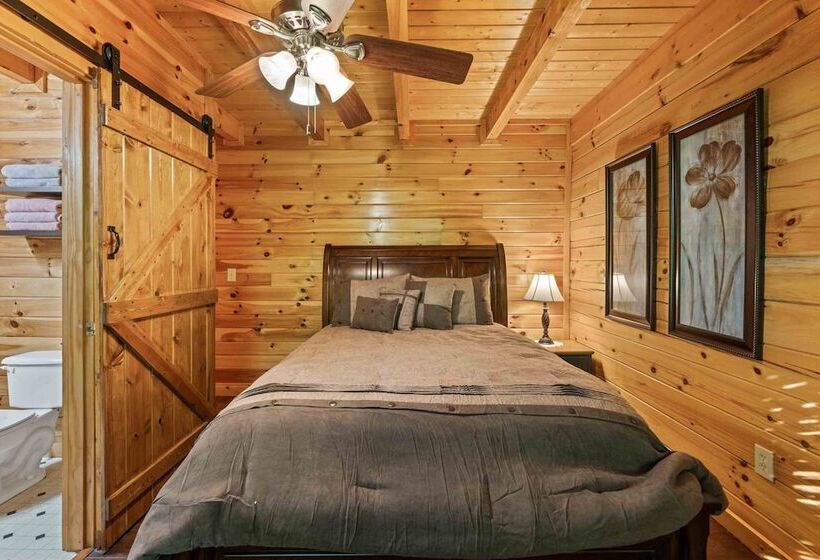 Rustic 3br Cabin Near Lake W/ Hot Tub!