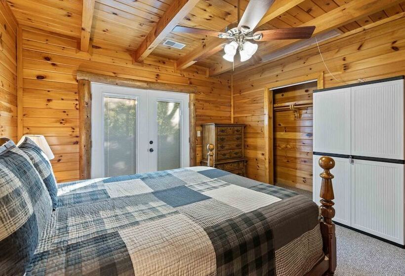 Rustic 3br Cabin Near Lake W/ Hot Tub!
