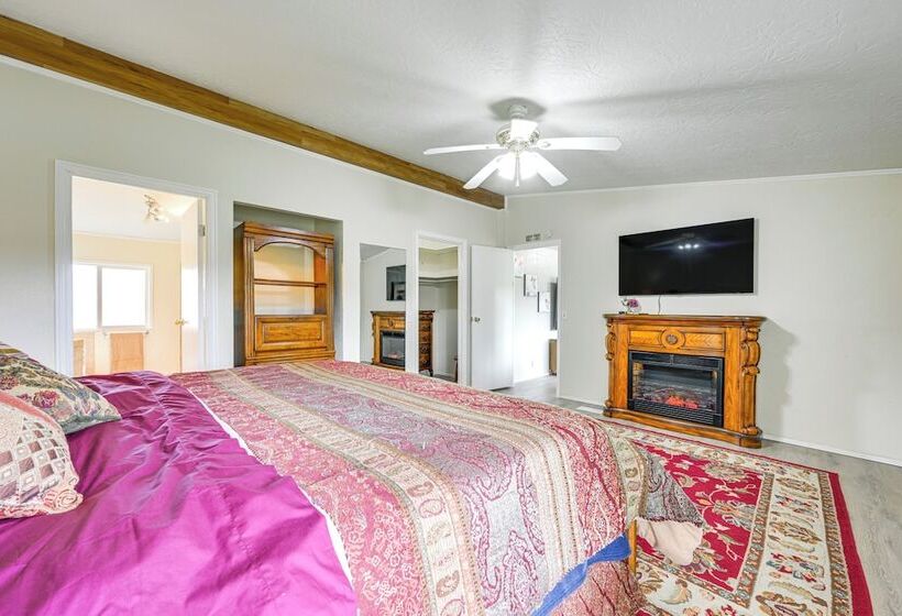 Castle Rock Home Near Cowlitz River, Dogs Welcome!