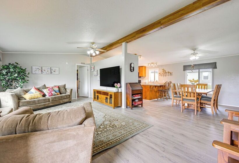 Castle Rock Home Near Cowlitz River, Dogs Welcome!