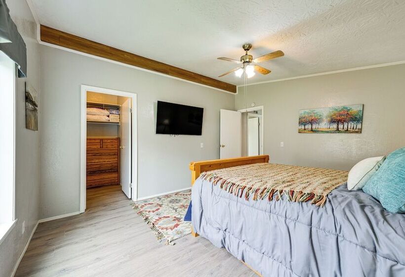 Castle Rock Home Near Cowlitz River, Dogs Welcome!