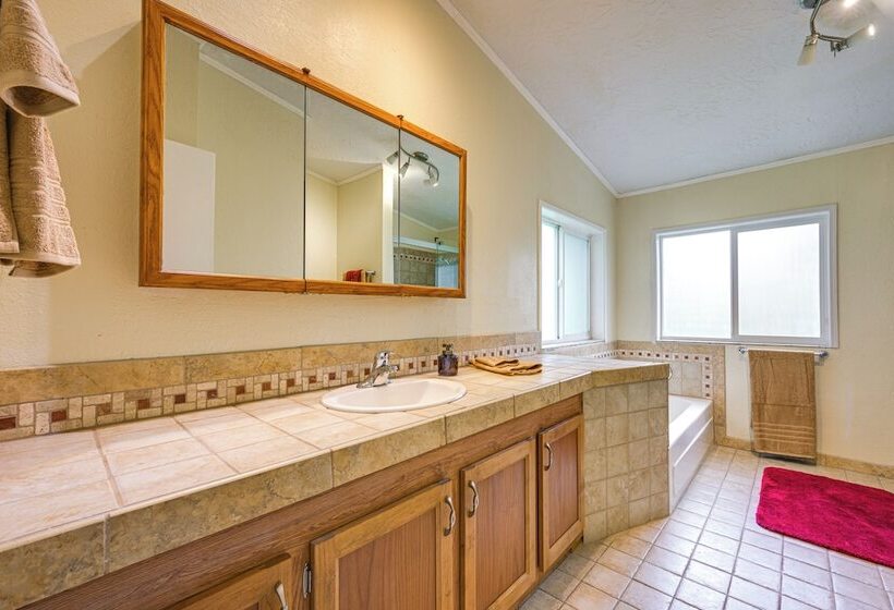 Castle Rock Home Near Cowlitz River, Dogs Welcome!