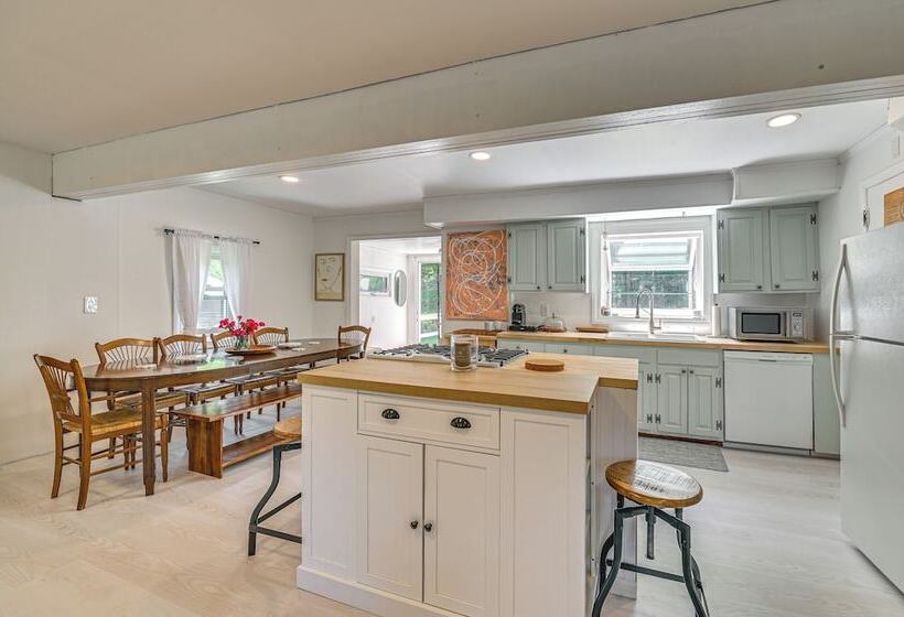 Charming Catskills Getaway: Hike, Bike, Sip & More