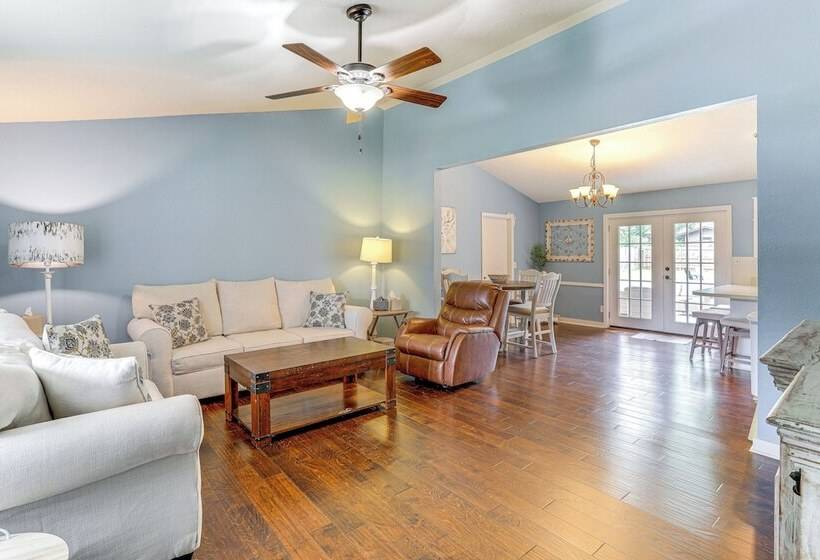 Charming Heber Springs Home W/ Deck & Fire Pit!