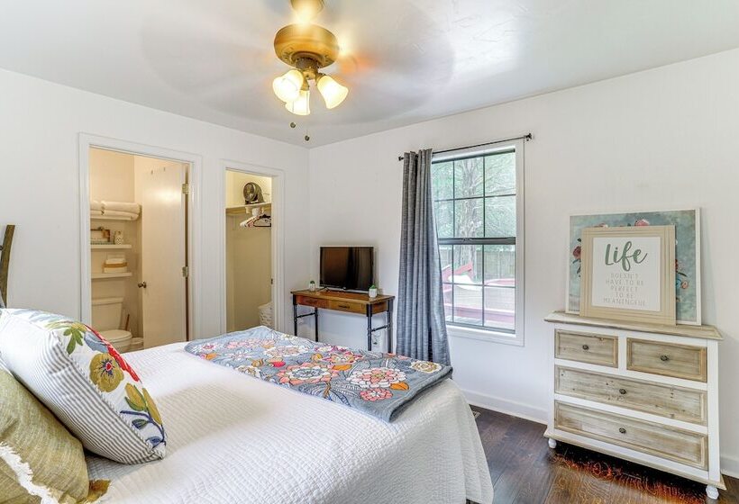 Charming Heber Springs Home W/ Deck & Fire Pit!