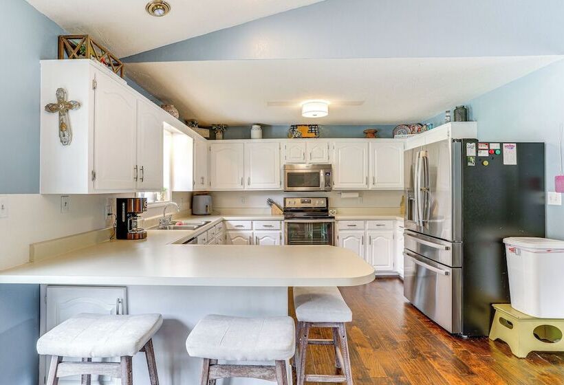 Charming Heber Springs Home W/ Deck & Fire Pit!