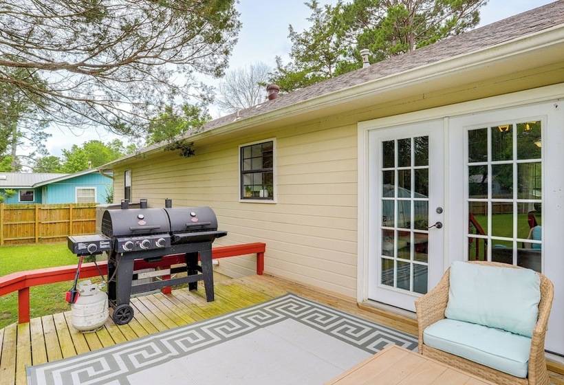 Charming Heber Springs Home W/ Deck & Fire Pit!