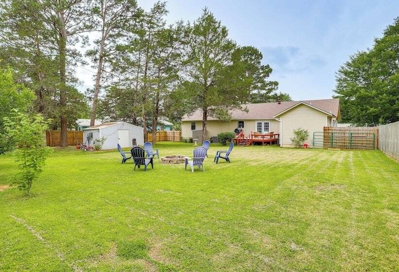 Charming Heber Springs Home W/ Deck & Fire Pit!