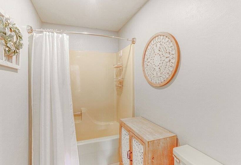 Charming Heber Springs Home W/ Deck & Fire Pit!