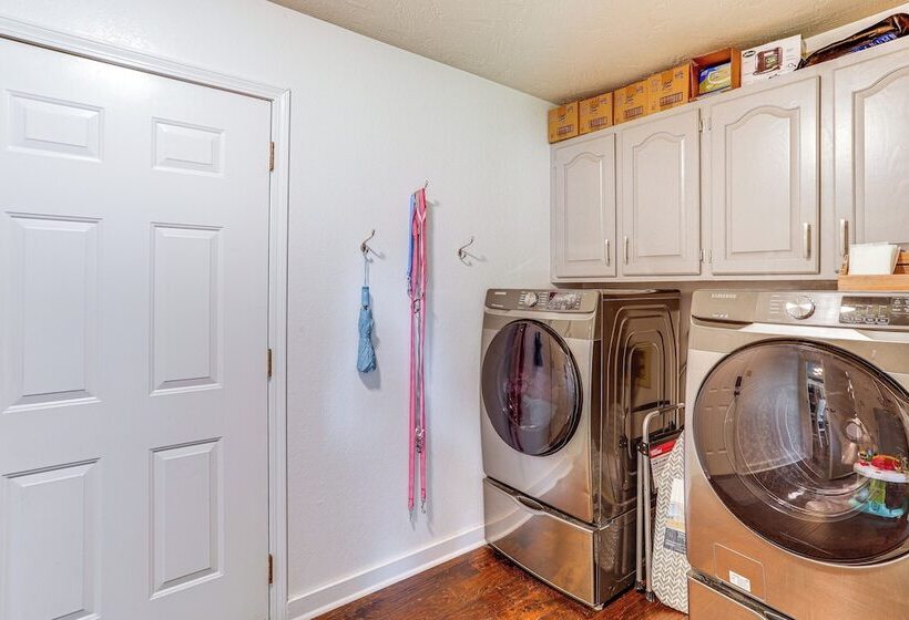 Charming Heber Springs Home W/ Deck & Fire Pit!