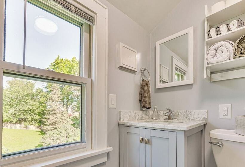 Charming Lake Mills Home Near Rock Lake & Beach