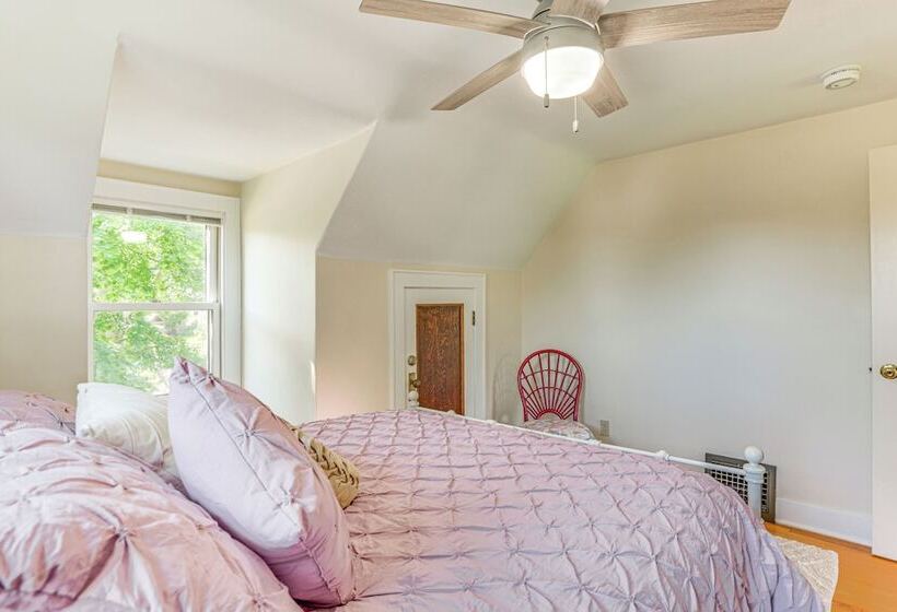 Charming Lake Mills Home Near Rock Lake & Beach