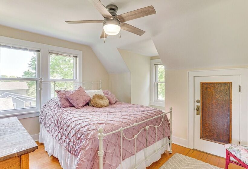 Charming Lake Mills Home Near Rock Lake & Beach