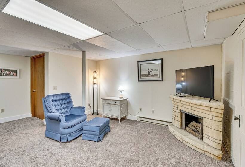 Charming Lake Mills Home Near Rock Lake & Beach