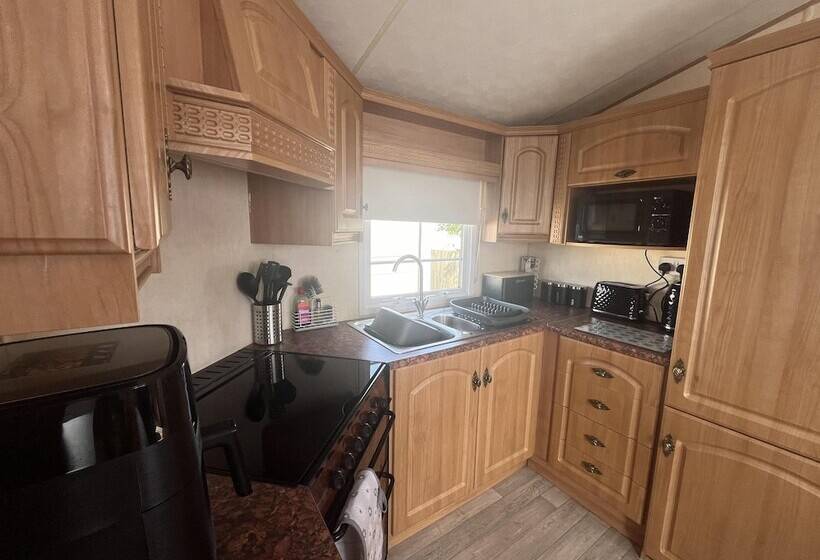 Cozy Cabin Retreat In Towyn