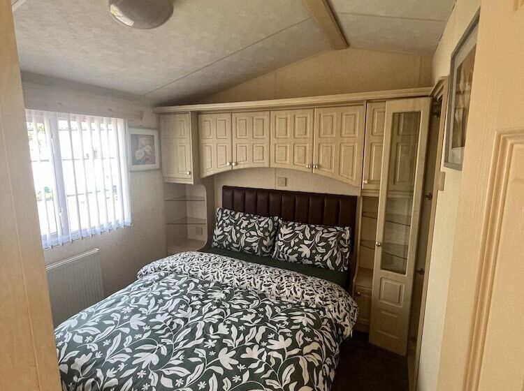 Cozy Cabin Retreat In Towyn