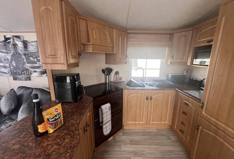 Cozy Cabin Retreat In Towyn