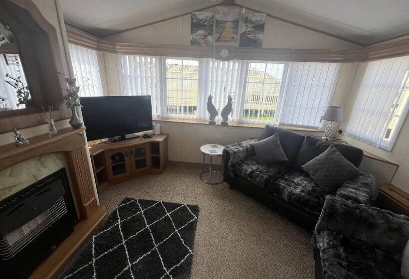 Cozy Cabin Retreat In Towyn
