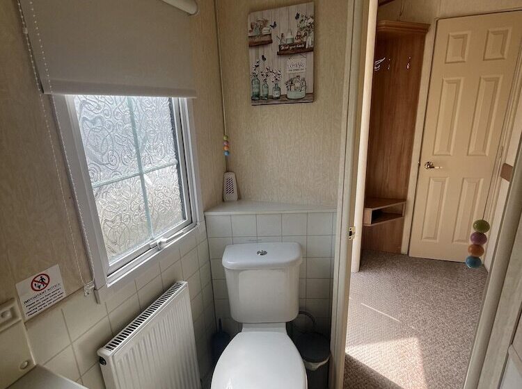 Cozy Cabin Retreat In Towyn