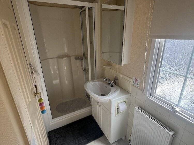 Cozy Cabin Retreat In Towyn