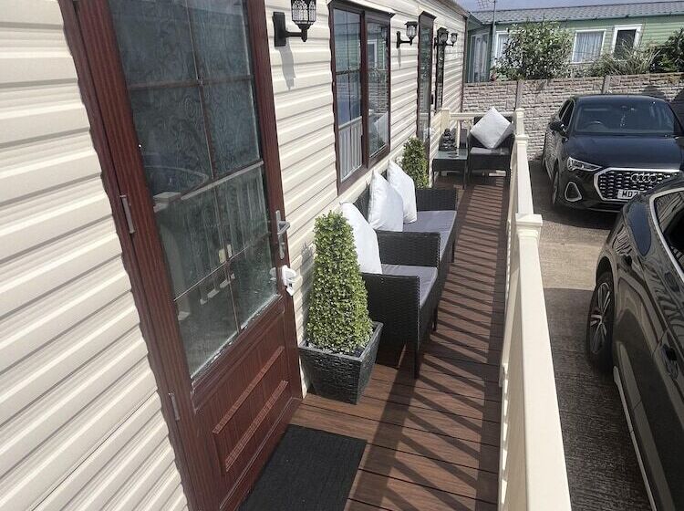 Cozy Cabin Retreat In Towyn