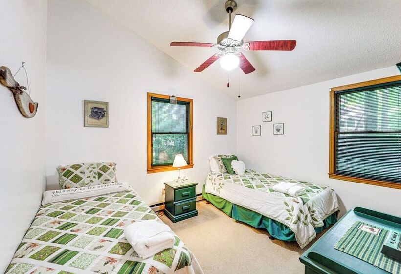 On Site Lake & Pool Access: Cabin In Newland!