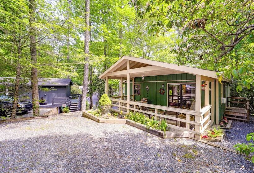 On Site Lake & Pool Access: Cabin In Newland!