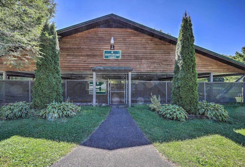 On Site Lake & Pool Access: Cabin In Newland!