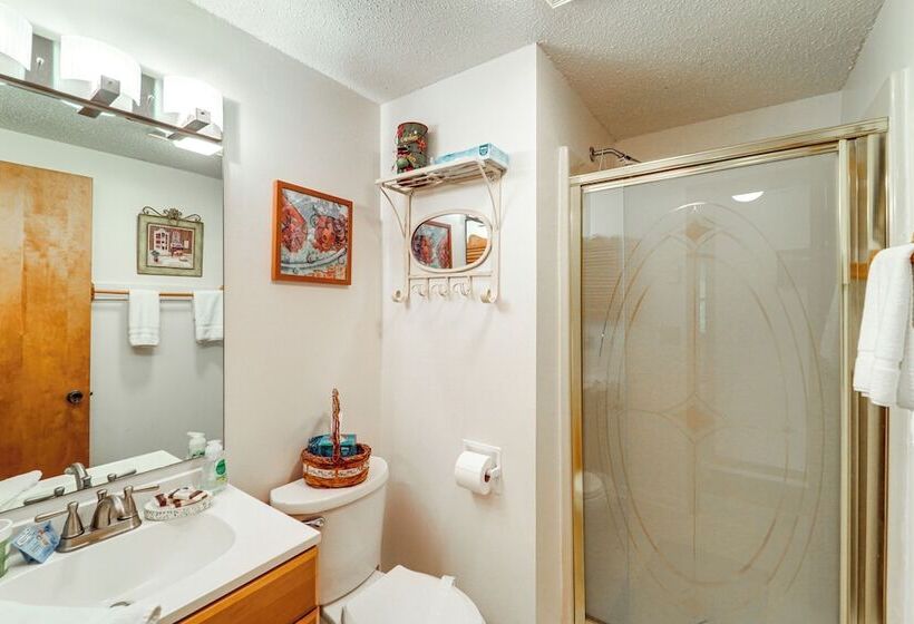 On Site Lake & Pool Access: Cabin In Newland!