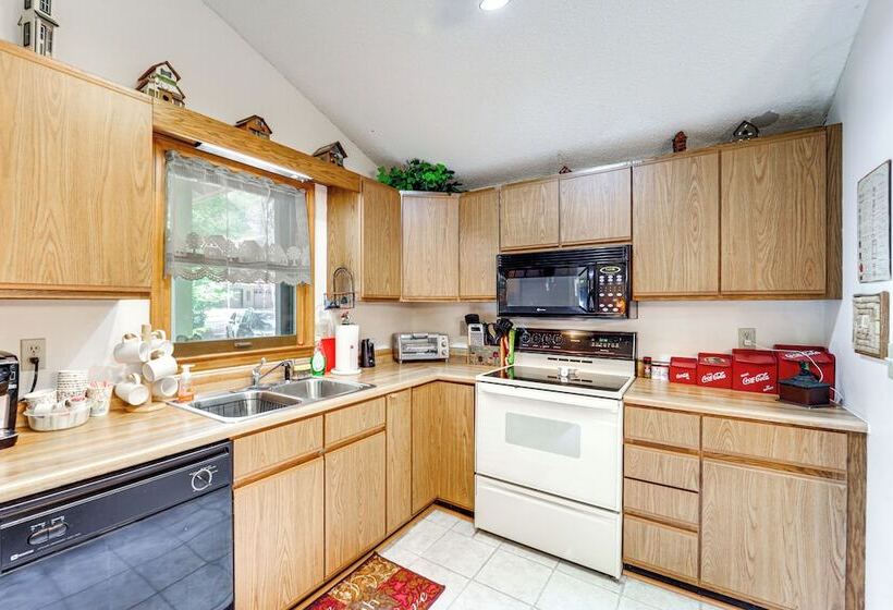 On Site Lake & Pool Access: Cabin In Newland!