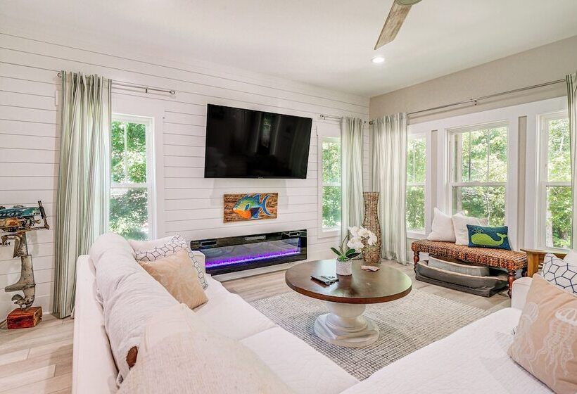 Dog Friendly Wilmington Retreat ~ 7 Mi To Beach!