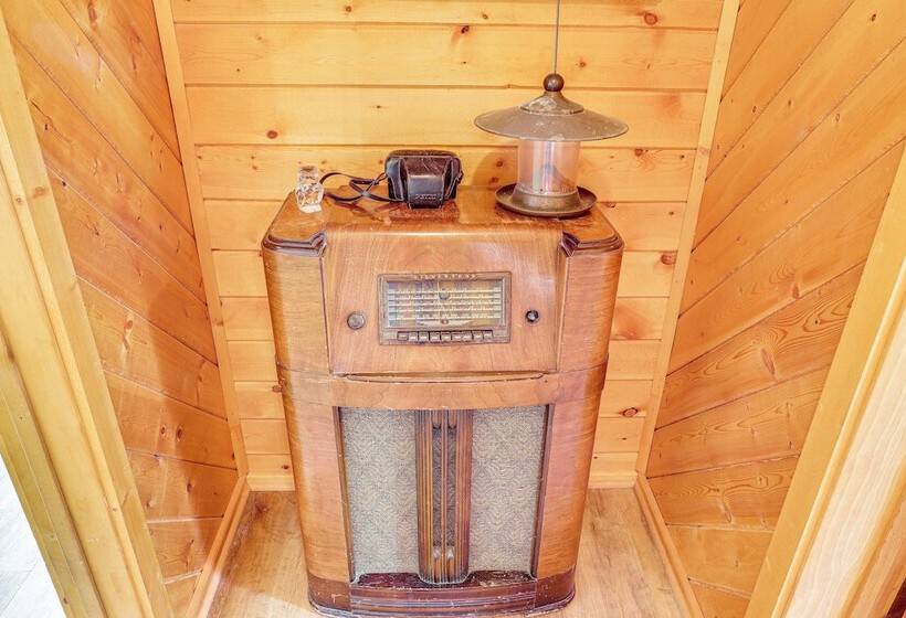 Dubois Riverfront Lodge W/ On Site Fishing & Views