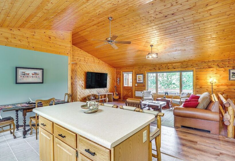 Dubois Riverfront Lodge W/ On Site Fishing & Views