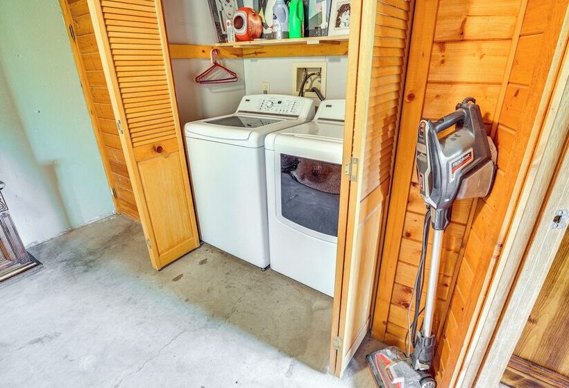 Dubois Riverfront Lodge W/ On Site Fishing & Views