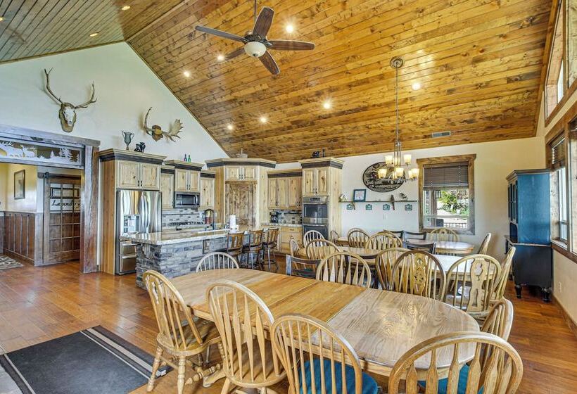 Exciting Garden City Gem W/ Home Theater & Hot Tub