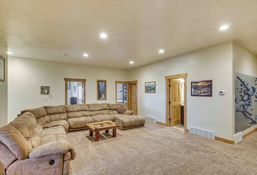 Exciting Garden City Gem W/ Home Theater & Hot Tub