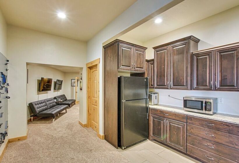 Exciting Garden City Gem W/ Home Theater & Hot Tub